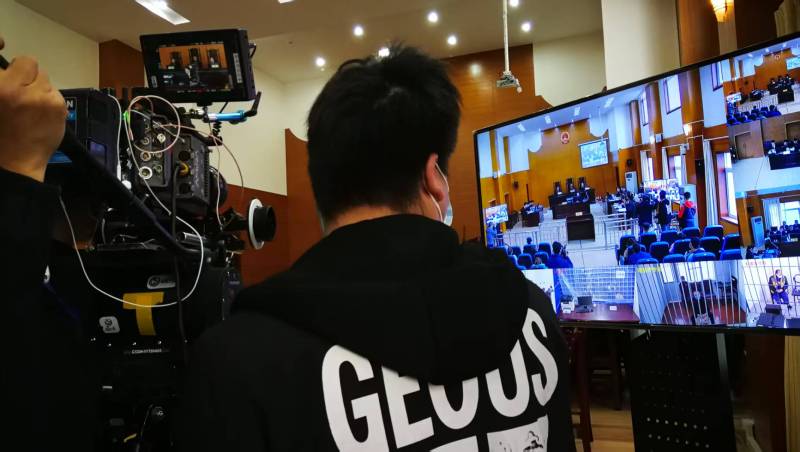 AI生成VS人工创意——龙凤区广告片拍摄公司的技术浪漫主义实践